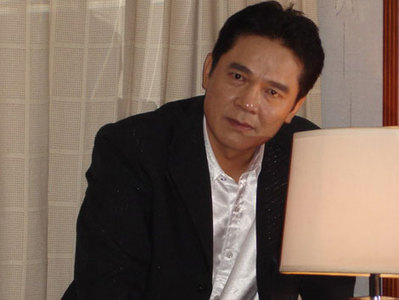 他因饰演土匪而成名,因一事使他又重归原配家庭