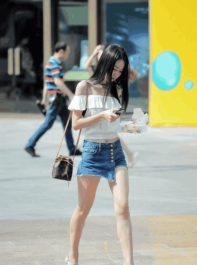 街拍: 成都街头的超短裤、超短裤美女, 个个身材火辣