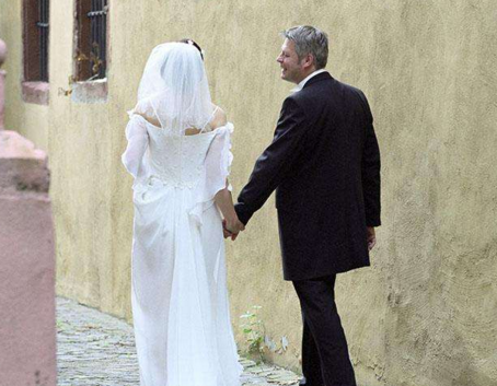 婚礼时,母亲把礼金全部拿走了,临走是还这样数