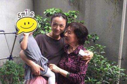 汤唯女儿正脸首曝光 带女儿去看小学老师实现承诺 长腿基因强大