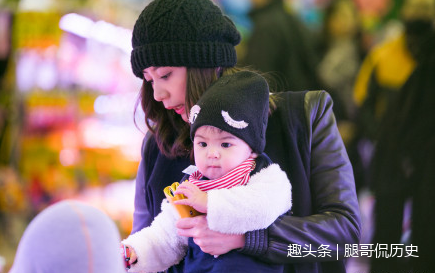 贾静雯发长文这样说，妈妈暖心保护，网友：明星也是常人