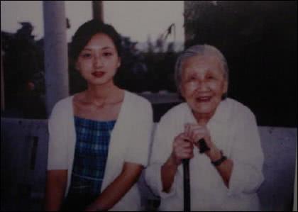 毛远新家事,母亲近百岁,女儿颜值很高,却自幼双耳失聪