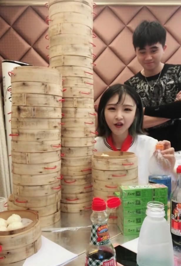 快手主播直播吃包子,直播未结束遭到封禁,网