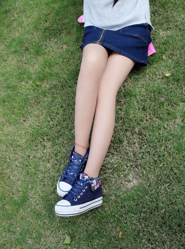 丝袜搭配蓝色帆布鞋, 美丽的少女气息纯洁而美好