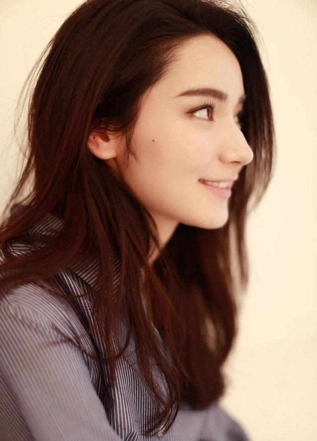 代斯写真 侧脸也很美丽,大波浪卷的头发很是迷人呢!