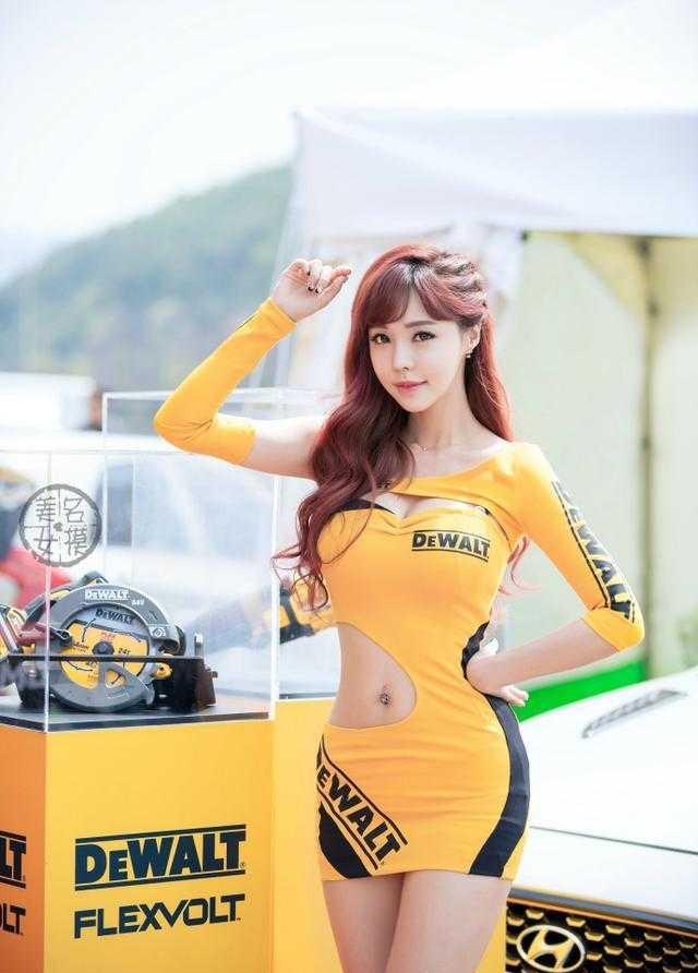 车模妹子一身紧身连体衣太丰满 引全场瞩目都忘记比赛了