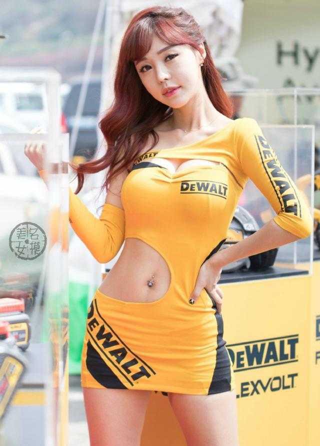 车模妹子一身紧身连体衣太丰满 引全场瞩目都忘记比赛了