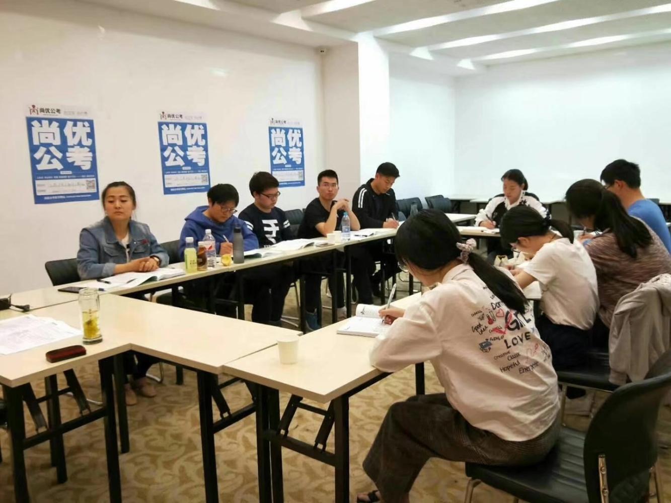 2018安徽公务员面试真题预测与解析:农村留守