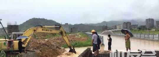 工程机械再次奋战抢险救灾第一线 广东惠东营