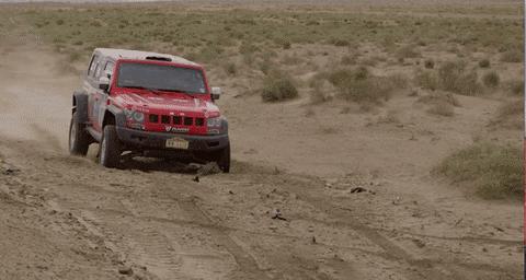 这些越野车也就卖个十来万，在沙漠里40万以内豪车随便虐