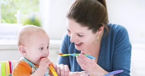 婴儿辅食果泥可以和肉泥, 鱼泥混在一起吃么?