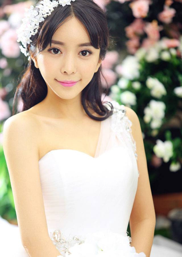 90后女星马樱侨白创意婚纱甜美写真