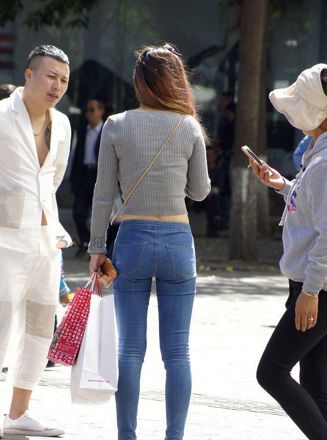 路人街拍, 紧身裤演绎街头浪漫风情, 美女时髦大方