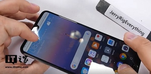 华为P20 Pro手机耐久性测试:机身易弯曲,屏幕