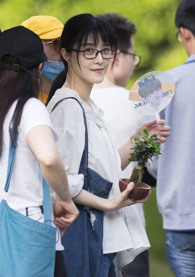 杨幂范冰冰关晓彤扎堆剪空气刘海,减龄发型为何有人惨变大妈?