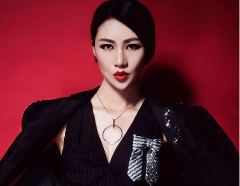 任泉隐瞒多年的妻子曝光，背景强大到不像话，难怪他不守十年之约