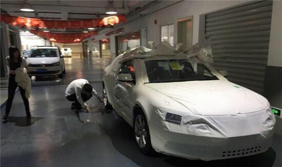 小伙低调开大众辉腾, 女朋友不识货却选了开奥迪A4的车主