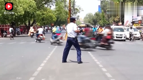 印度的交警都是怎么指挥交通的，太敬业了！
