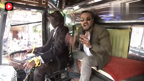 印度牛人司机闭着眼睛驾驶公交车，三秒钟后全是霸气！