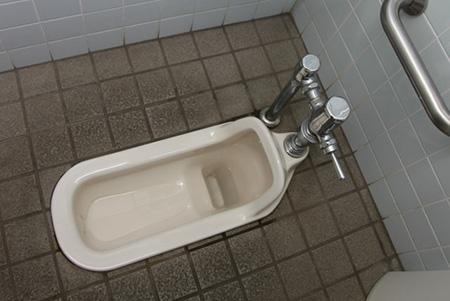 脸都绿了!马桶水溅到屁股上,三种方法教你解决