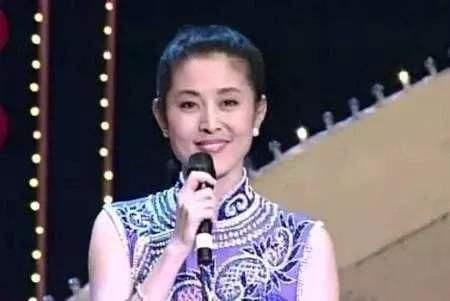 倪萍年轻时照片惊为天人，小品演员郭达竟是她第一任男友