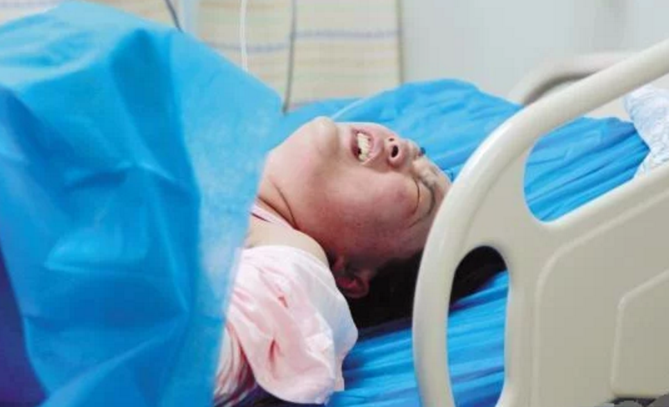 女婴出生脸带微笑,婆婆竟吊打婴儿一巴掌,产妇被激怒医生却笑了