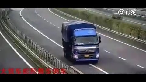 汽车 2018北京车展 货车司机在高速上这样玩！扣一百分也不够    ​