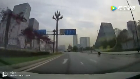 半路杀出程咬金，SUV右转被直行车撞停！