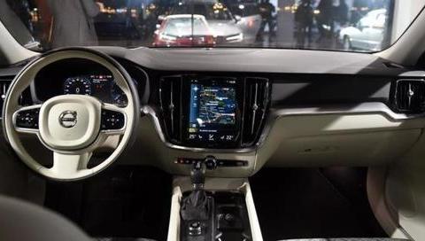 沃尔沃再次爆发！新车比迈腾漂亮，2.0T提速6秒 空间真大秒皇冠