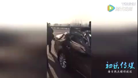 实拍迈腾上高速被削成敞篷车 司机命大毫发无损