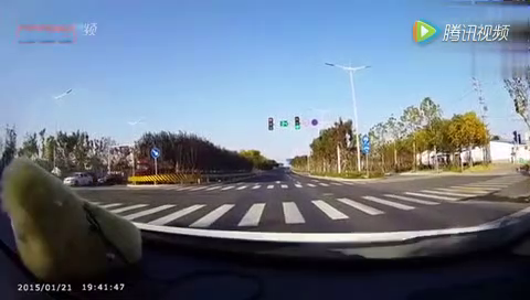 十字路口实拍电动车闯红灯被直行别克GL8撞飞