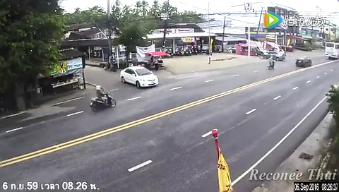 邪性！同一地点同样原因发生两起电动车装撞轿车事故