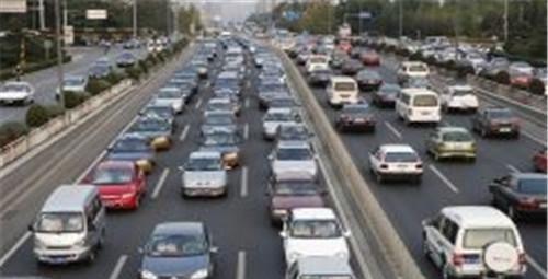 小区的车主都不自觉远离这两辆国产车，这份霸气劳斯莱斯自愧不如