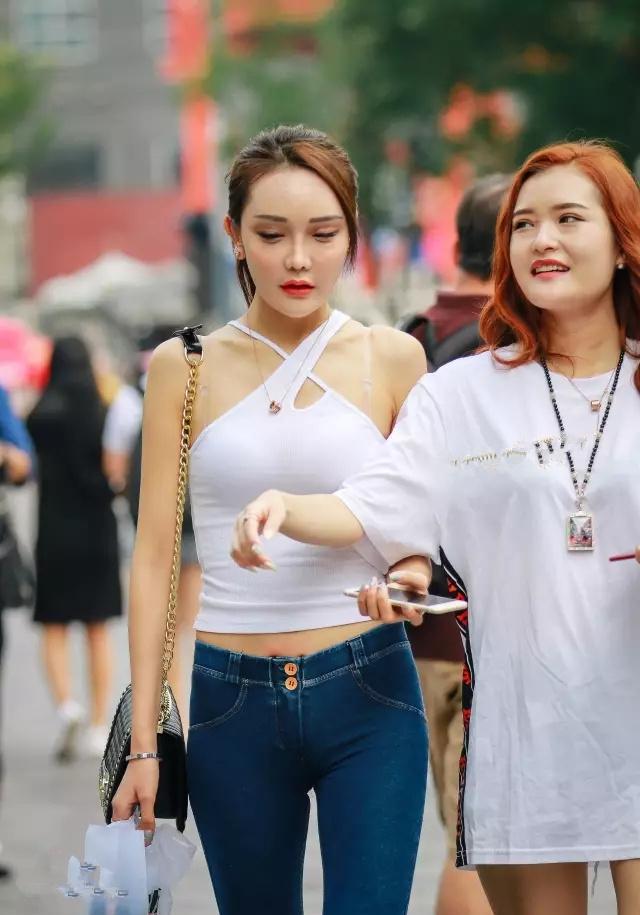 路人街拍: 紧身裤少妇与超短裤闺蜜逛街, 搭配超级时尚