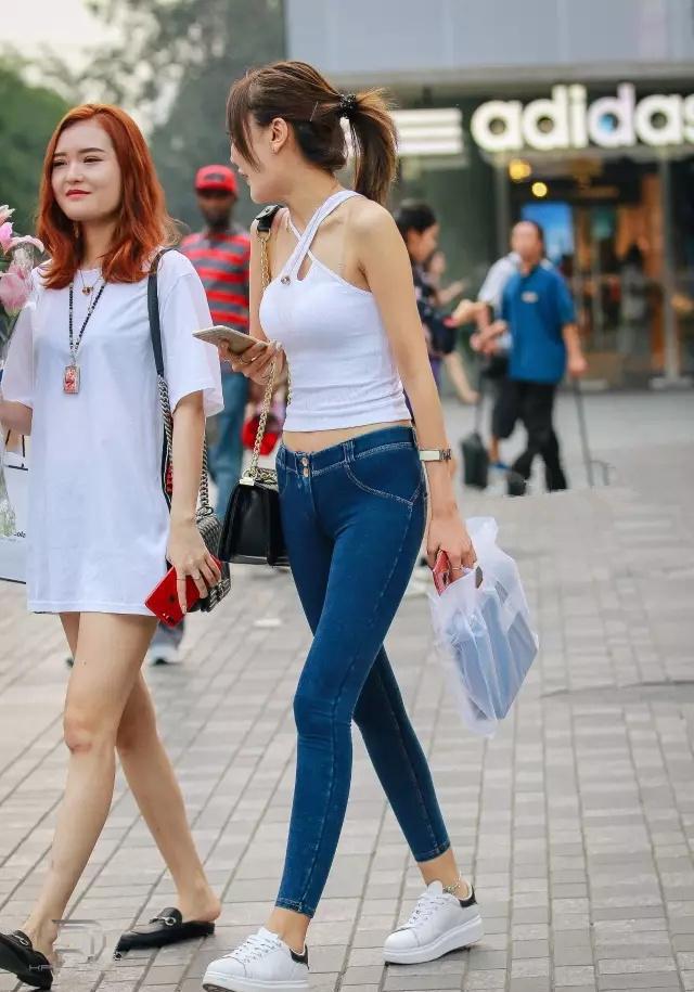 路人街拍: 紧身裤少妇与超短裤闺蜜逛街, 搭配超级时尚