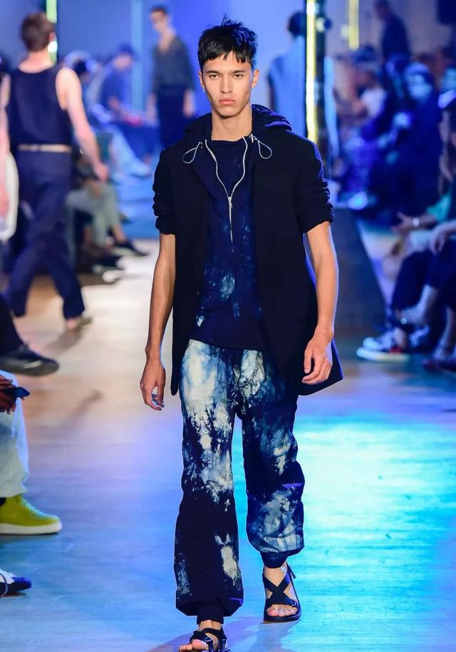 这么多穿女装走秀的男模，惊艳T台