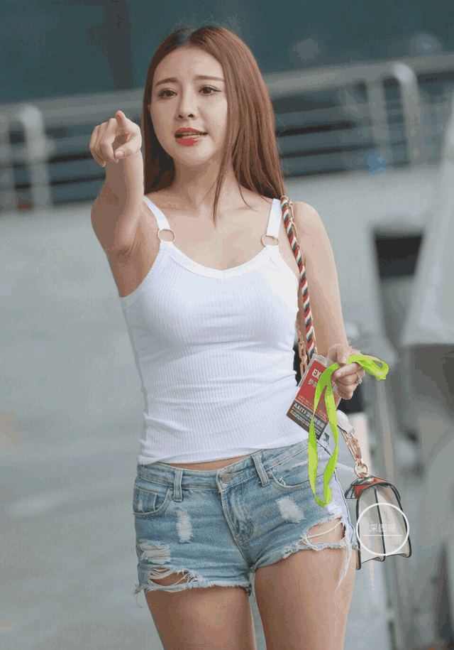 街拍: 身材异常丰满的成熟美女, 上身衣服勒得太紧, 大爷看尴尬了