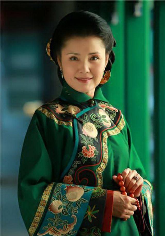 演《红牡丹》走红, 丈夫为她一夜白头, 如今63岁气质胜过刘晓庆