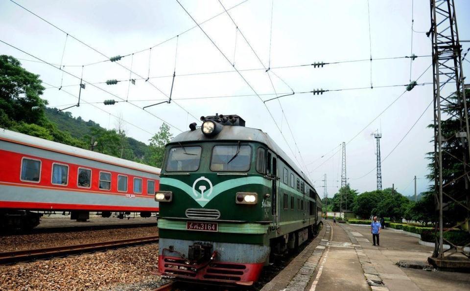 中国最后一列免费的绿皮火车, 好像一下回到了80年代
