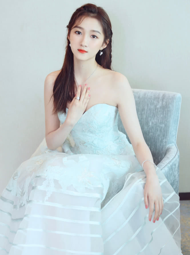 关晓彤穿抹胸礼服，却频繁用手遮，还不如穿高领上台算了