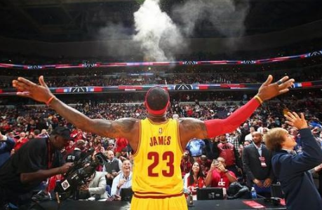 2018NBA总决赛第一场漏判,追梦对詹姆斯犯规