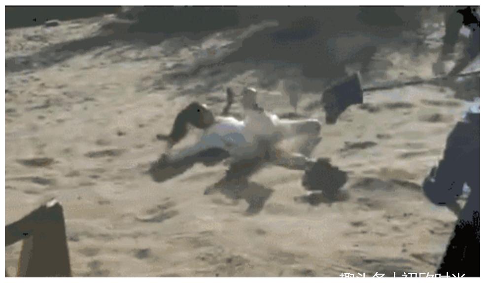 吊威亚是许多明星的恶梦,杨幂满脸是血,热巴受