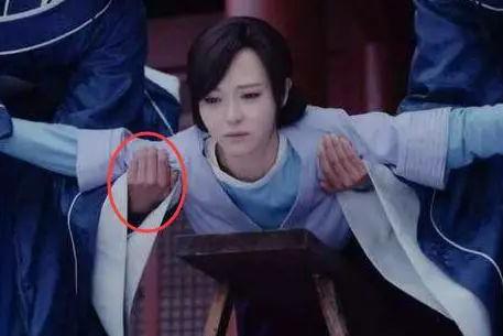 唐嫣饰演的李未央被挨板子。一旁的小太监居然