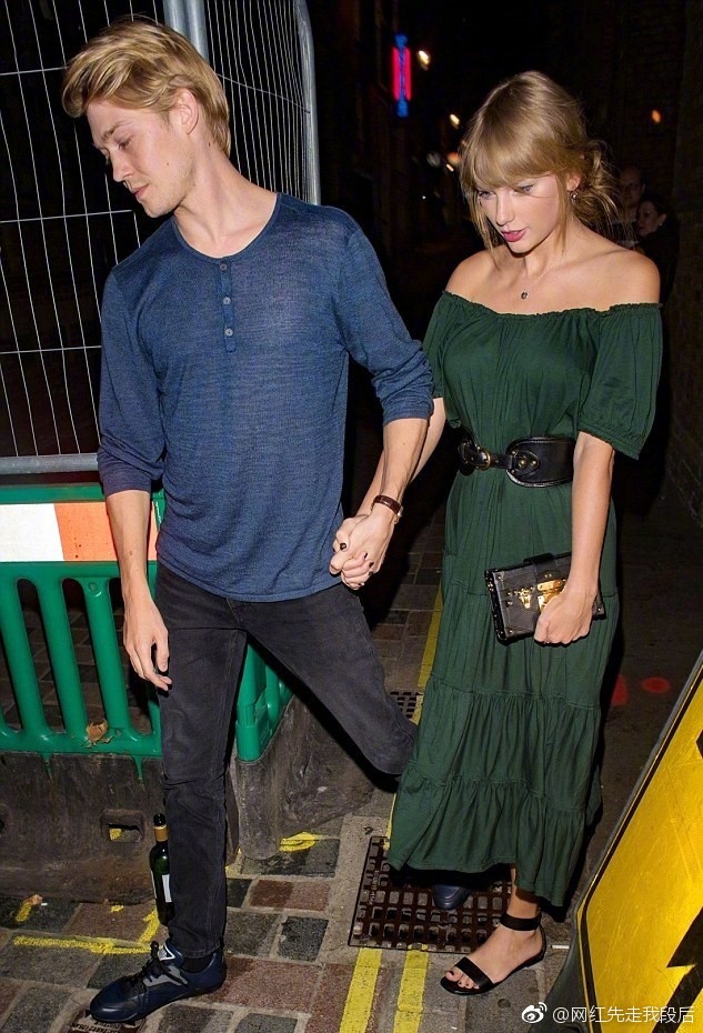 taylor swift 男友,taylorswift男友 8月24日,曝光一组霉霉taylor swift和男友joe alwyn最新手牵手街拍