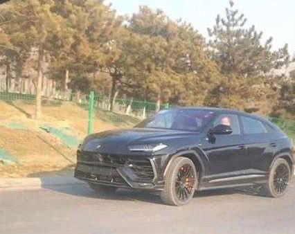 偶遇国内首台兰博基尼SUV 网友：太帅了，众泰能仿出来吗？