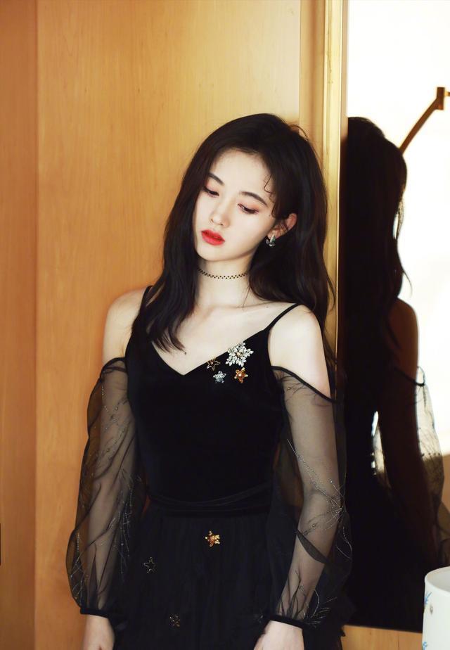 鞠婧祎真的是360度无死角气质还超好的女明星,难怪关晓彤不如