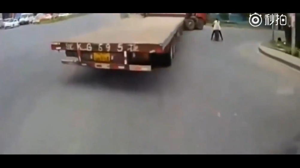 汽车 全球汽车 要不是后面的大货车鸣笛提醒，这个电动车女子已经没活命的机...