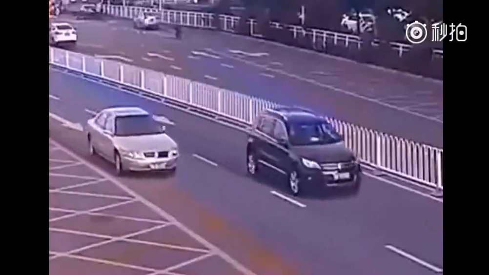 电动车马路中央肆无忌惮逆行，小车司机没惯着他，直接撞了！全球汽车 汽车 ...