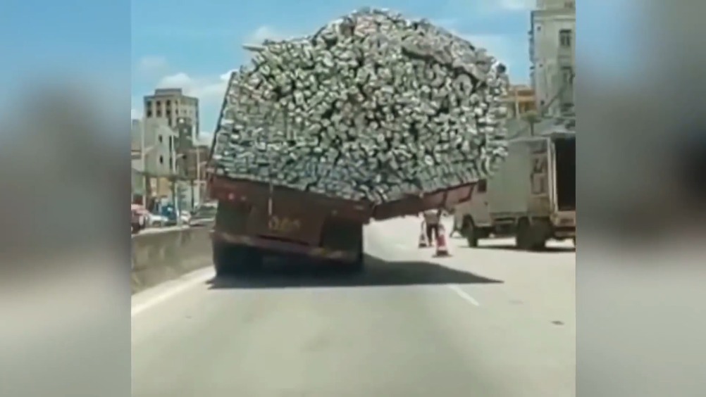 公路上疯狂的大卡车事故集锦By: Extratube