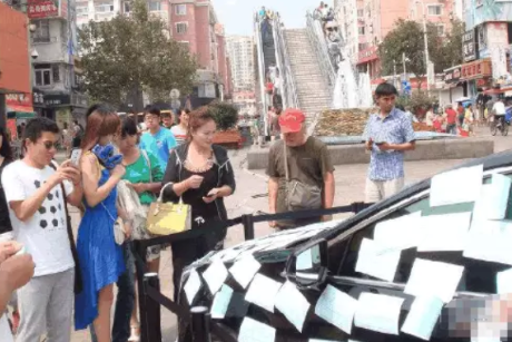 国内外乱停车的后果，国内贴罚单，看完国外我们还是太仁慈了